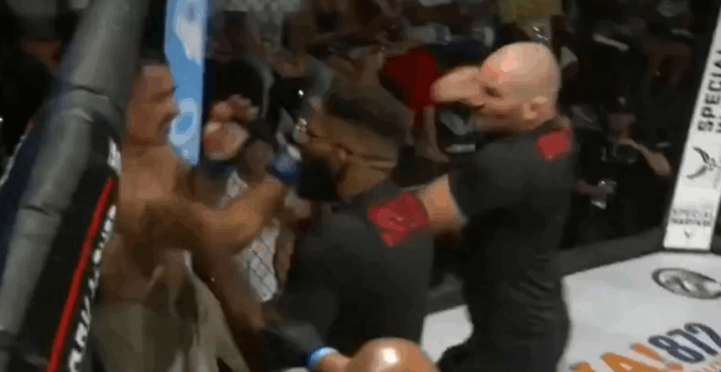 Awantura na gali Tuff-N-Uff! Sean Strickland wbiega do klatki i bije zawodnika! [WIDEO]