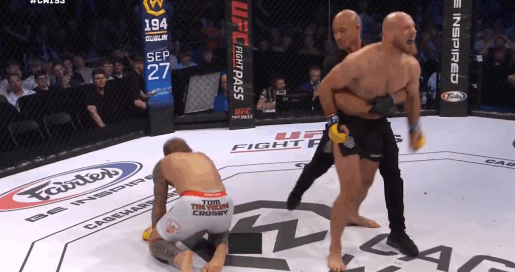 Ależ powrót! Mateusz Figlak nokautuje rywala na Cage Warriors 193 [WIDEO]