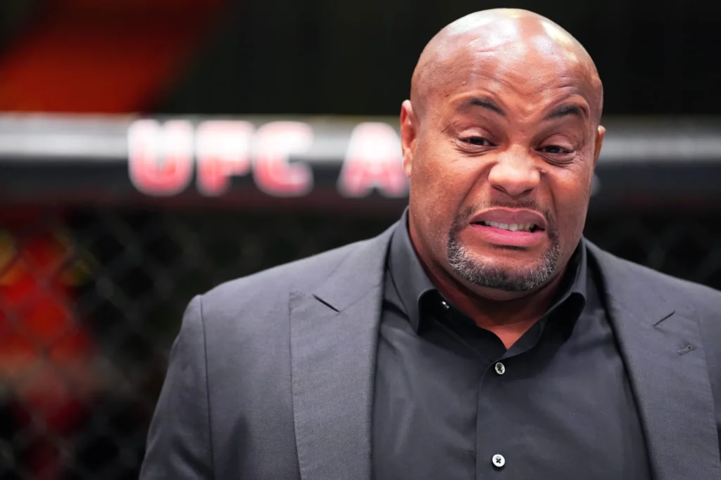 Daniel Cormier ostro do byłych gwiazd UFC: „Znajdźcie alternatywy, nie walczcie w nieskończoność” Daniel Cormier ostro do byłych gwiazd UFC: „Znajdźcie alternatywy, nie walczcie w nieskończoność”
