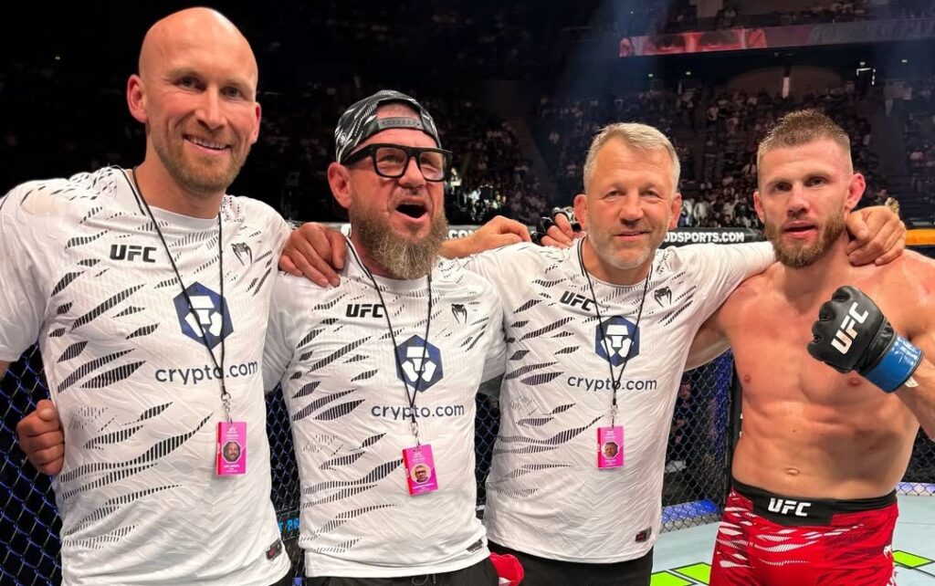 Robert Bryczek o zmienności fanów MMA: „To jest taka forma mentalnej prostytucji” Robert Bryczek o zmienności fanów MMA: „To jest taka forma mentalnej prostytucji”