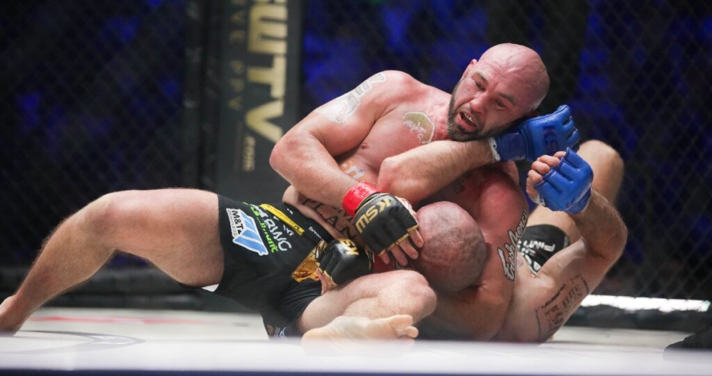 XTB KSW 111: Rafał Haratyk obronił pas pokonując Bartosza Leśkę decyzją XTB KSW 111: Rafał Haratyk obronił pas pokonując Bartosza Leśkę decyzją
