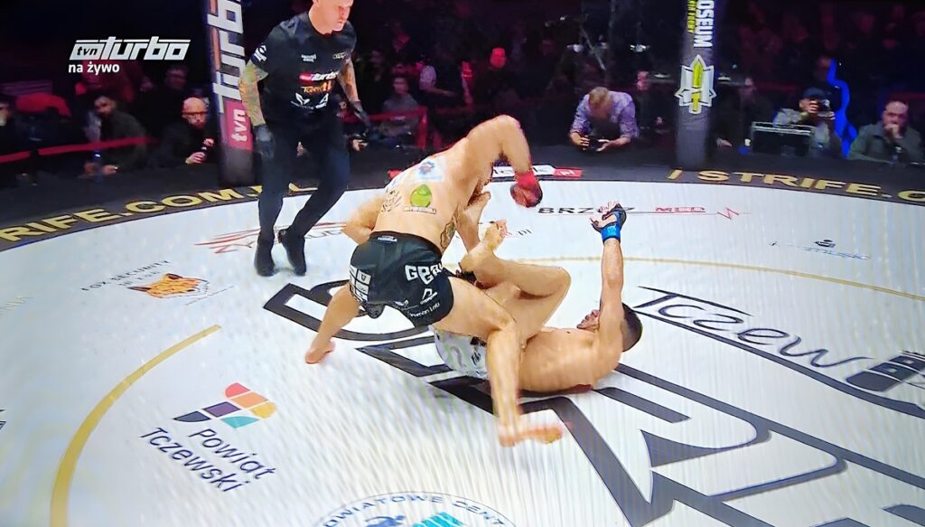 Strife 16: Kacper Fomela ubił rywala w ciągu 59 sekund! [WIDEO]