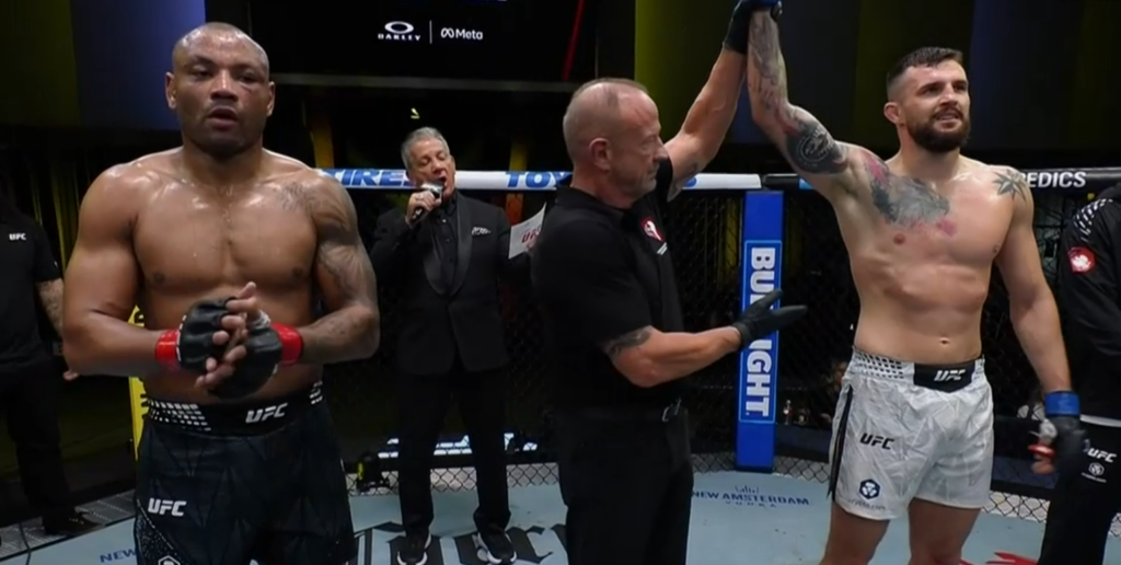 UFC Vegas 112: Cezary Oleksiejczuk udanie debiutuje w UFC! Polak wypunktował Almeidę zapaśniczą pracą