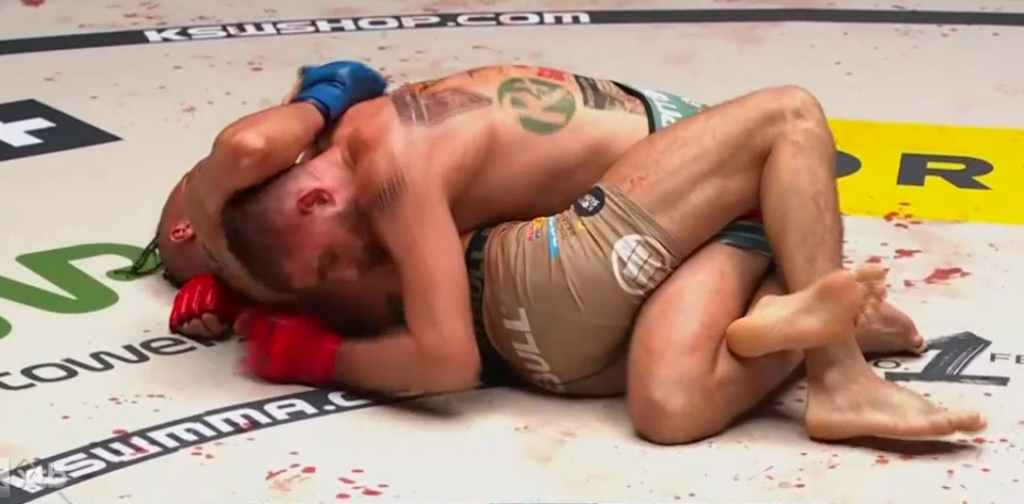 XTB KSW 114: Piotr Kacprzak przetrwał ogień i wygrał na kartach punktowych z Kazieczką XTB KSW 114: Piotr Kacprzak przetrwał ogień i wygrał na kartach punktowych z Kazieczką