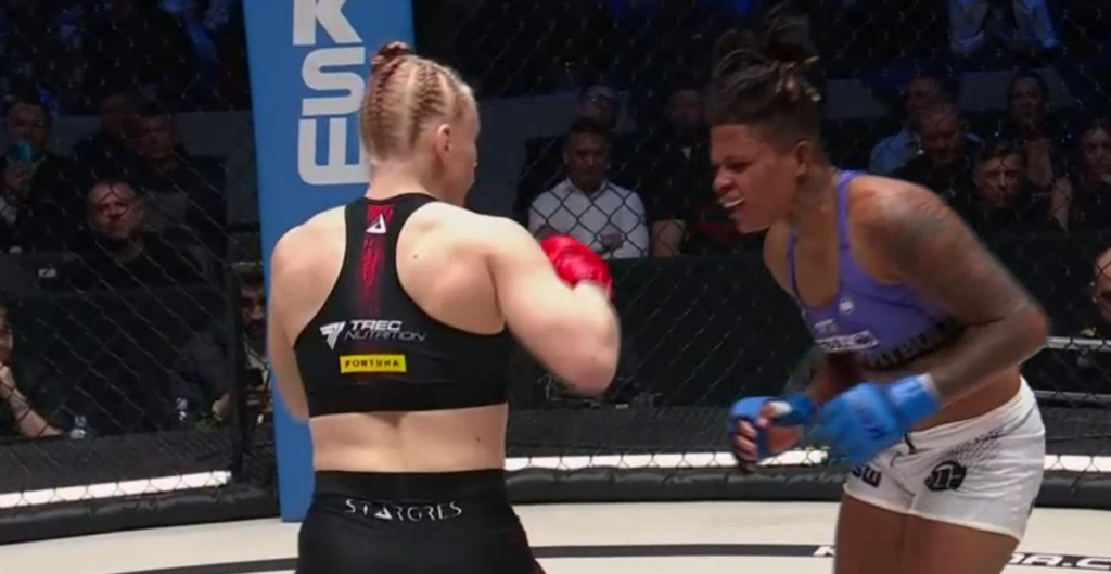 XTB KSW 114: Wiktoria Czyżewska znokautowała Vidal kopnięciem na korpus [WIDEO]