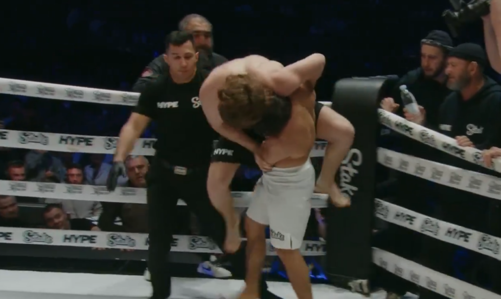 Mocny slam! Arman Tsarukyan wyniósł Sharę Magomedova w walce grapplingowej [WIDEO]