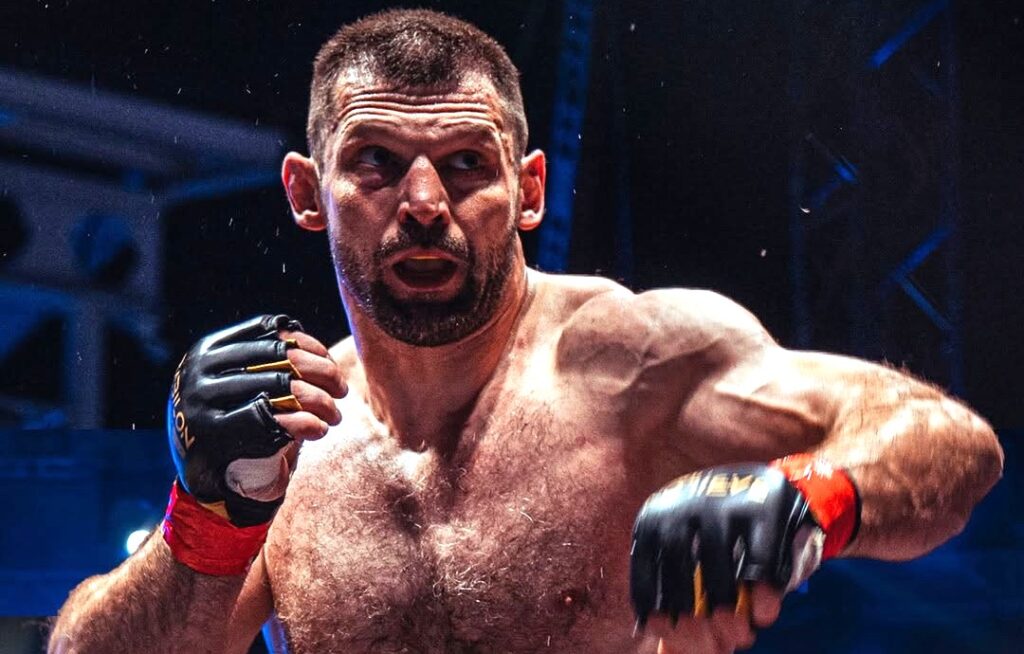 Szymon Kołecki zostaje w Babilon MMA: „Chcę zdobyć drugi pas”. Drzwi do KSW pozostają otwarte