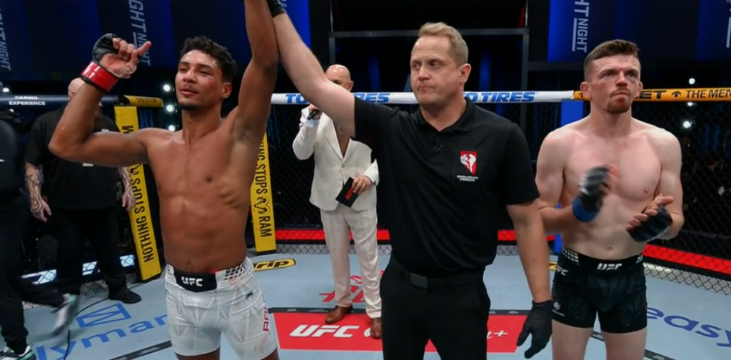 UFC Vegas 114: Narożnik przerywa walkę. Marwan Rahiki pokonał Harry’ego Hardwicka