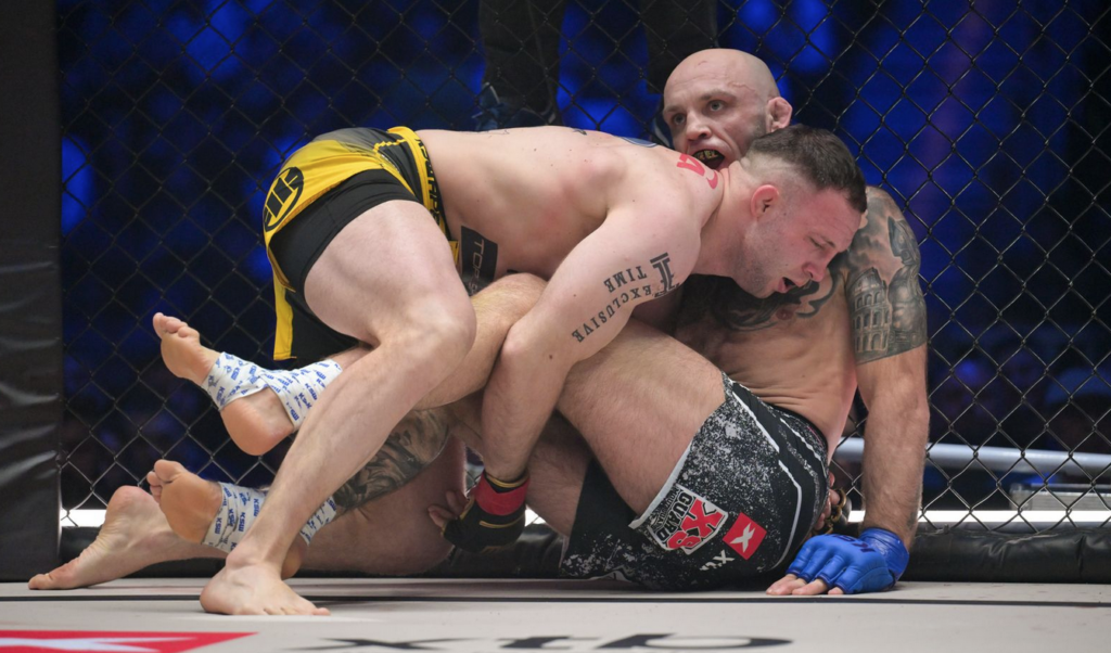 XTB KSW 116: Adrian Bartosiński obronił pas po pięciu rundach walki z Madarsem Fleminasem