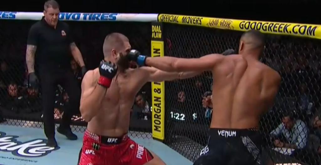 UFC 327: Carlos Ulberg znokautował Jiriego Prochazkę i sięgnął po pas! [WIDEO]