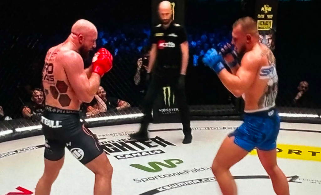 XTB KSW 118: Aleksander Winiarski pewnie wypunktował Dawida Kasperskiego XTB KSW 118: Aleksander Winiarski pewnie wypunktował Dawida Kasperskiego
