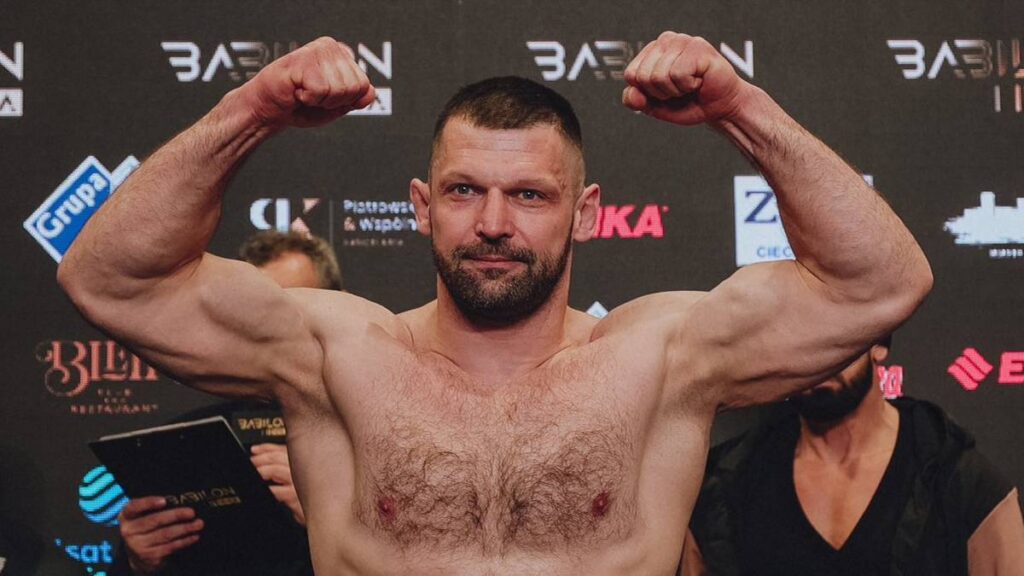 Szymon Kołecki z czarnym pasem BJJ. Podwójny mistrz Babilon MMA doceniony po latach pracy