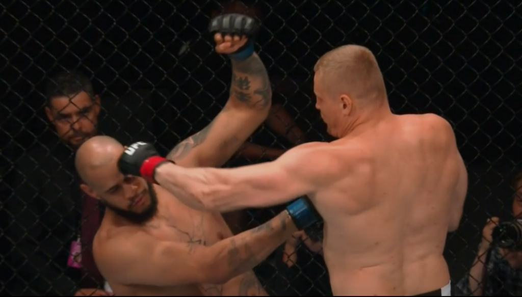 UFC Macau: Sergei Pavlovich zmiótł Tallisona Teixeirę w 39 sekund! [WIDEO]