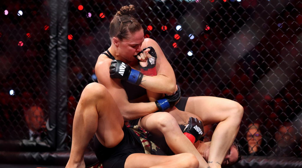 Gina Carano po porażce z Rousey: „Gdybym nie odklepała, złamałaby mi rękę” Gina Carano po porażce z Rousey: „Gdybym nie odklepała, złamałaby mi rękę”