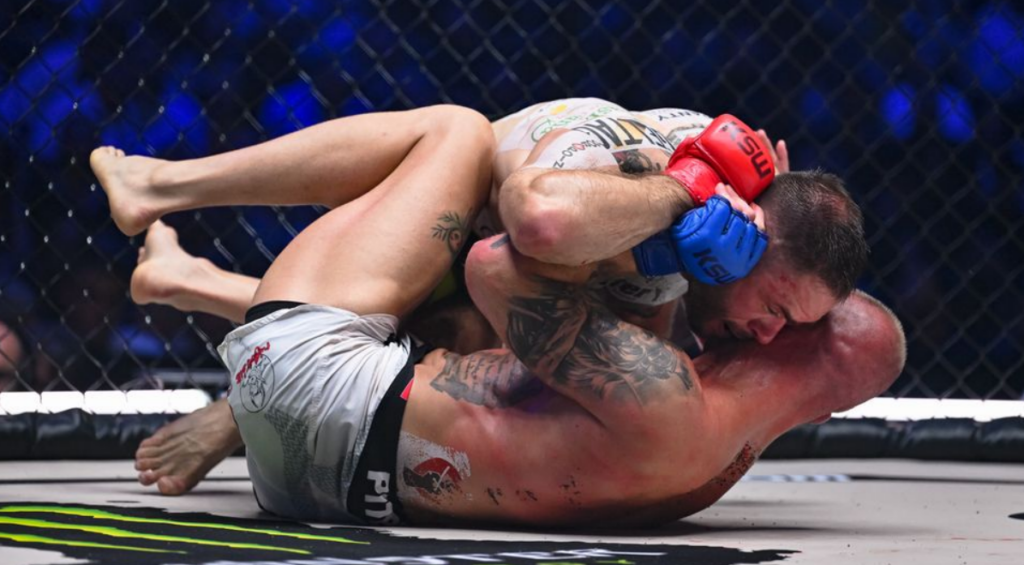 XTB KSW 120: Adam Niedźwiedź zdominował Mateusza Pawlika! Pewne zwycięstwo po pokazie parteru XTB KSW 120: Adam Niedźwiedź zdominował Mateusza Pawlika! Pewne zwycięstwo po pokazie parteru